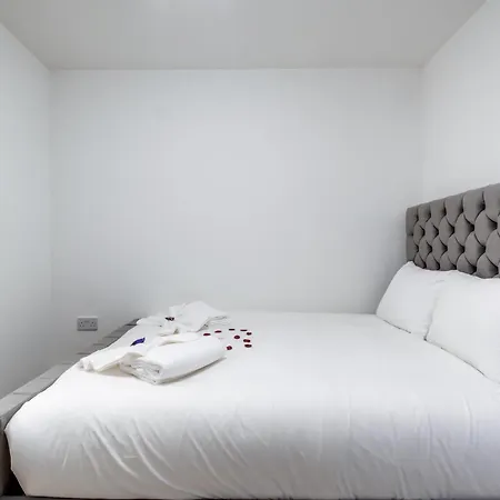 1 Bed, Fully Equipped Kitchen, Free Parking, Netflix, Coffee, Snacks, Toiletries, Flat 8 Apartment *