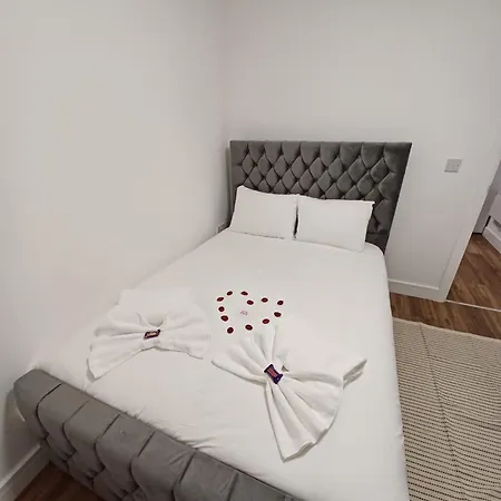 1 Bed, Fully Equipped Kitchen, Free Parking, Netflix, Coffee, Snacks, Toiletries, Flat 8 Edgware
