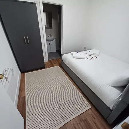 1 Bed, Fully Equipped Kitchen, Free Parking, Netflix, Coffee, Snacks, Toiletries, Flat 8 Apartment Edgware