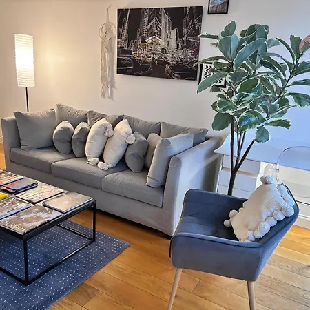 Hyde Park,3 Min Walk,family Home! 2 Bedrooms & 2 Bathrooms Apartment! Fantastic Location *