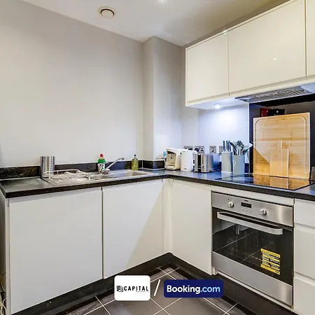 Apartment 2 Bedroom By Capital Retreats Short Lets & Serviced London With Balcony, Free Wifi