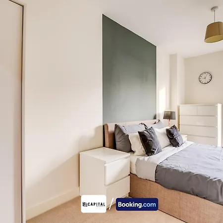 Apartment 2 Bedroom By Capital Retreats Short Lets & Serviced London With Balcony, Free Wifi *