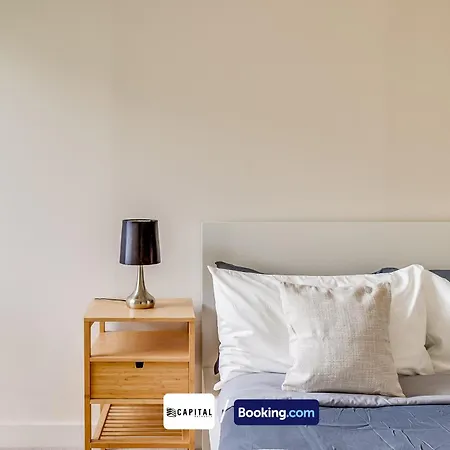 2 Bedroom By Capital Retreats Short Lets & Serviced London With Balcony, Free Wifi *