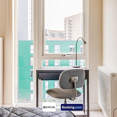 2 Bedroom By Capital Retreats Short Lets & Serviced London With Balcony, Free Wifi *