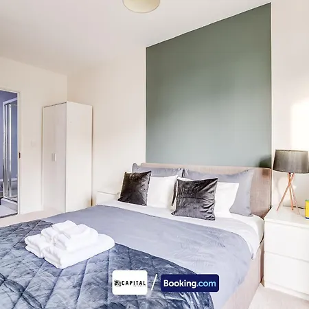 2 Bedroom By Capital Retreats Short Lets & Serviced London With Balcony, Free Wifi Apartment *