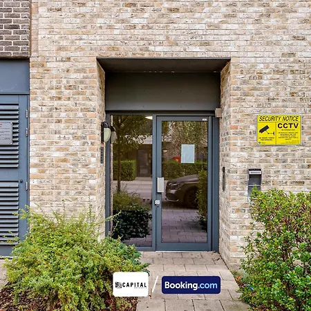 2 Bedroom By Capital Retreats Short Lets & Serviced London With Balcony, Free Wifi Apartment *