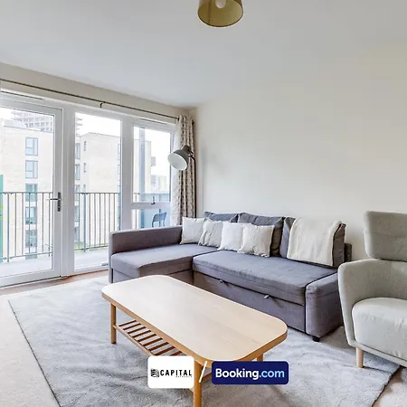 Apartment 2 Bedroom By Capital Retreats Short Lets & Serviced London With Balcony, Free Wifi *