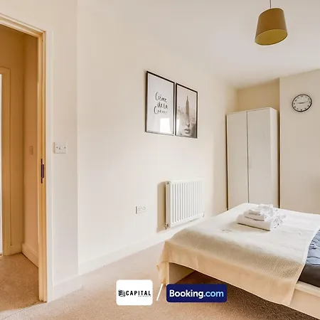 Apartment 2 Bedroom By Capital Retreats Short Lets & Serviced London With Balcony, Free Wifi *
