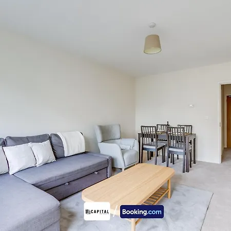 2 Bedroom By Capital Retreats Short Lets & Serviced London With Balcony, Free Wifi *