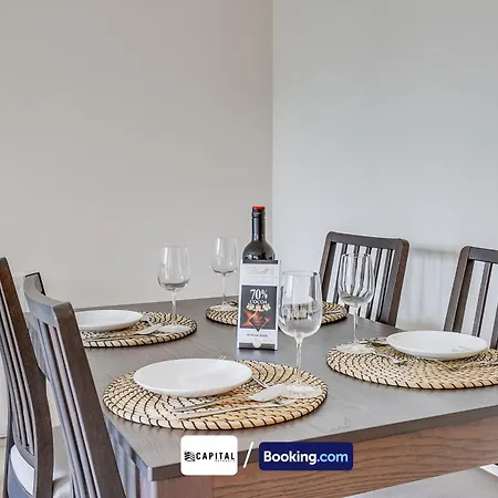 2 Bedroom By Capital Retreats Short Lets & Serviced London With Balcony, Free Wifi