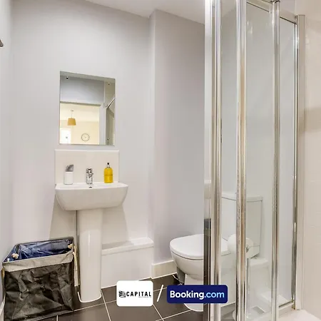 2 Bedroom By Capital Retreats Short Lets & Serviced London With Balcony, Free Wifi Apartment *