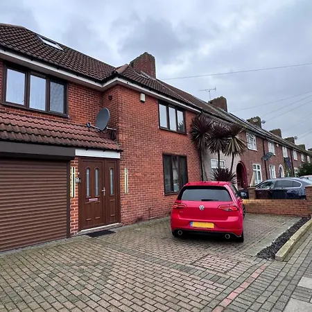 Large Modern Near Barking Station With Superfast 1gbps Wi-fi & Free Parking Holiday home *