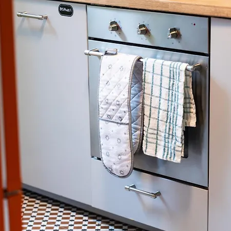Apartment 20 Percent Off -Todayonly-Mobilerate Offers-Genius Offers-Londonbridge City Apartment W Free Parking-Wifi-Sleeps7-4Beds-Netflix-Family!