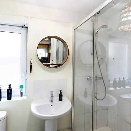 Apartment 20 Percent Off -Todayonly-Mobilerate Offers-Genius Offers-Londonbridge City Apartment W Free Parking-Wifi-Sleeps7-4Beds-Netflix-Family!