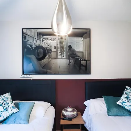 Apartment 20 Percent Off -Todayonly-Mobilerate Offers-Genius Offers-Londonbridge City Apartment W Free Parking-Wifi-Sleeps7-4Beds-Netflix-Family!