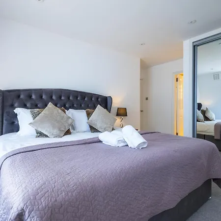 Elegant Mayfair 5 Apartment