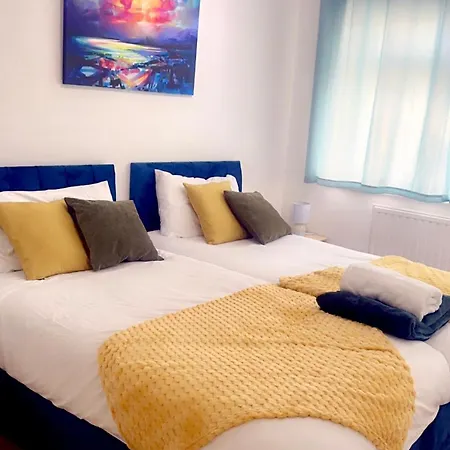 Cosy And Spacious -free Parking, Free Wifi- Sleeps 5 By Finna Ltd