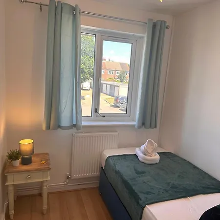 Cosy And Spacious -free Parking, Free Wifi- Sleeps 5 By Finna Ltd *