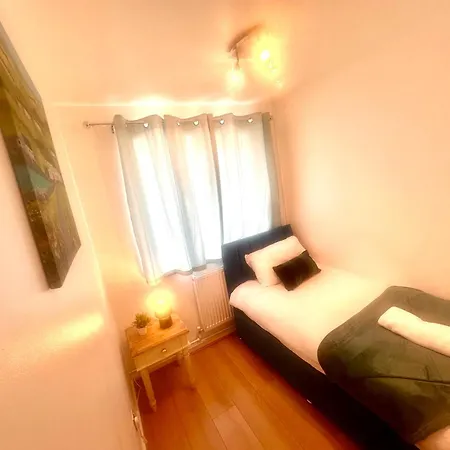 Cosy And Spacious -free Parking, Free Wifi- Sleeps 5 By Finna Ltd * Rainham (Greater London)