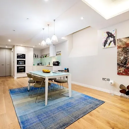 Holiday home Three Bedroom, Leicester Square Duplex *