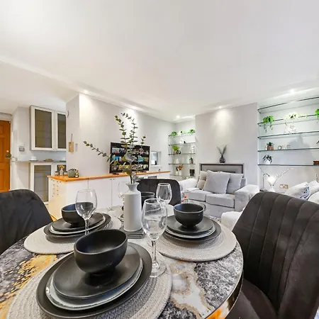 Apartment Elegant Retreat - Sleeps 6 - Close To Putney & Stamford Bridge *