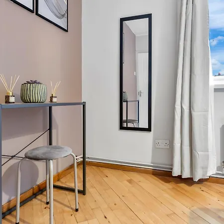 Elegant Retreat - Sleeps 6 - Close To Putney & Stamford Bridge Apartment *