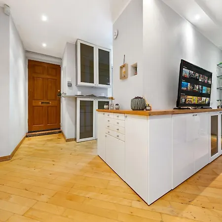 Elegant Retreat - Sleeps 6 - Close To Putney & Stamford Bridge