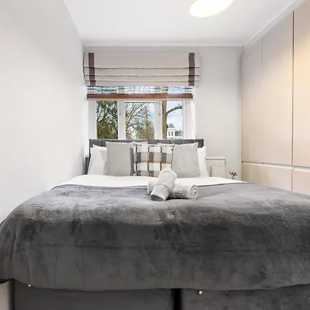 Elegant Retreat - Sleeps 6 - Close To Putney & Stamford Bridge Apartment