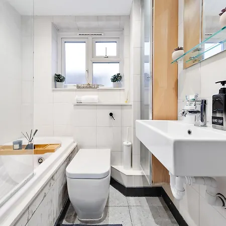 Elegant Retreat - Sleeps 6 - Close To Putney & Stamford Bridge