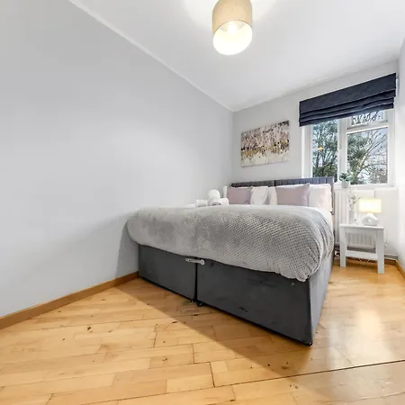 Elegant Retreat - Sleeps 6 - Close To Putney & Stamford Bridge Apartment