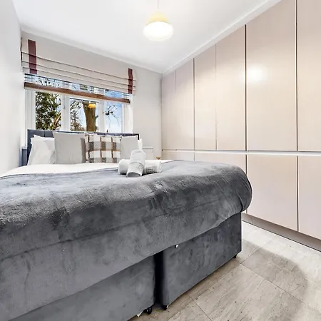 Elegant Retreat - Sleeps 6 - Close To Putney & Stamford Bridge Apartment *