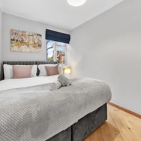 Elegant Retreat - Sleeps 6 - Close To Putney & Stamford Bridge Apartment London