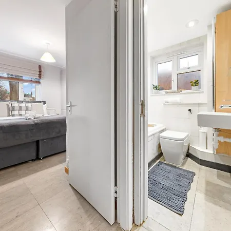 Elegant Retreat - Sleeps 6 - Close To Putney & Stamford Bridge Apartment *