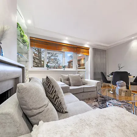 Elegant Retreat - Sleeps 6 - Close To Putney & Stamford Bridge Apartment *