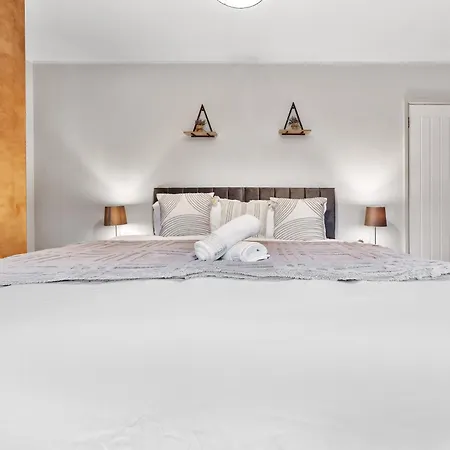 Elegant Retreat - Sleeps 6 - Close To Putney & Stamford Bridge Apartment