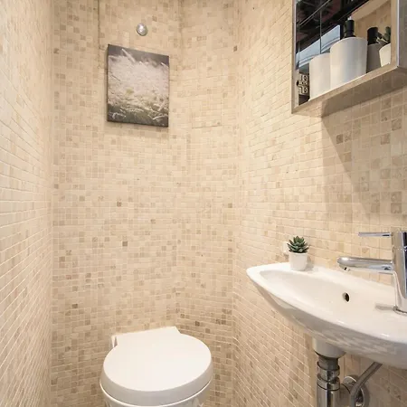 Chic 2br Loft-style In Queensway Apartment