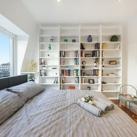 Chic 2br Loft-style In Queensway