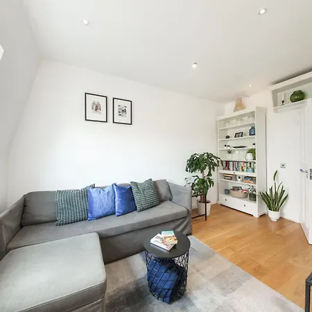 Chic 2br Loft-style In Queensway London