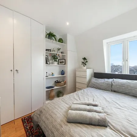 Chic 2br Loft-style In Queensway Apartment