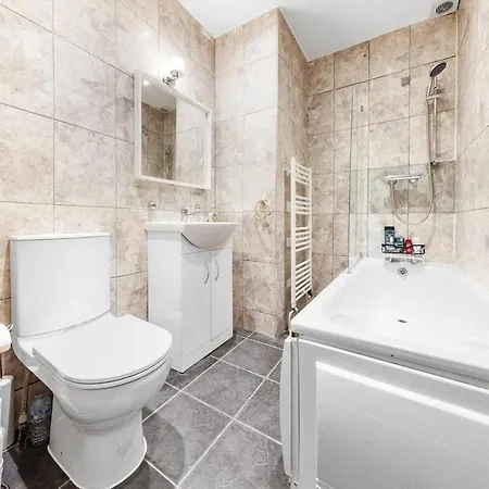 Apartment Luxury 2 Bedroom Balcony Kensington Flat For 6 Near Harrods & Next To Station!