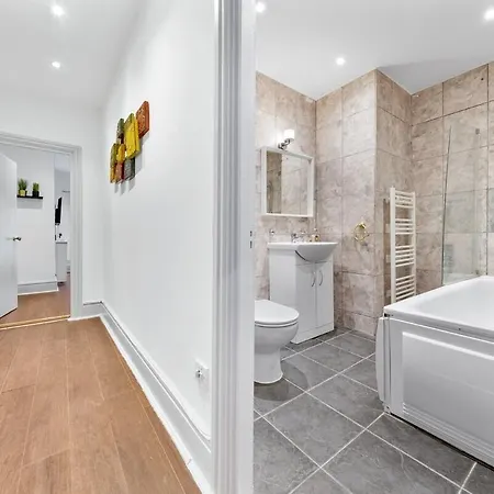 Luxury 2 Bedroom Balcony Kensington Flat For 6 Near Harrods & Next To Station! Apartment