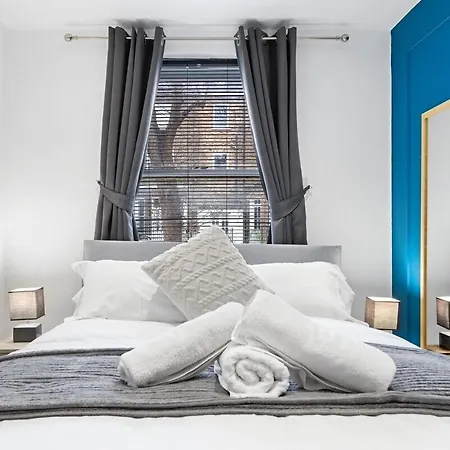 Apartment Luxury 2 Bedroom Balcony Kensington Flat For 6 Near Harrods & Next To Station!