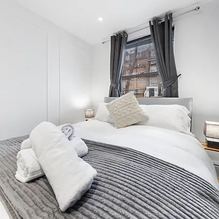 Luxury 2 Bedroom Balcony Kensington Flat For 6 Near Harrods & Next To Station! Apartment *