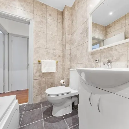 Apartment Luxury 2 Bedroom Balcony Kensington Flat For 6 Near Harrods & Next To Station! *