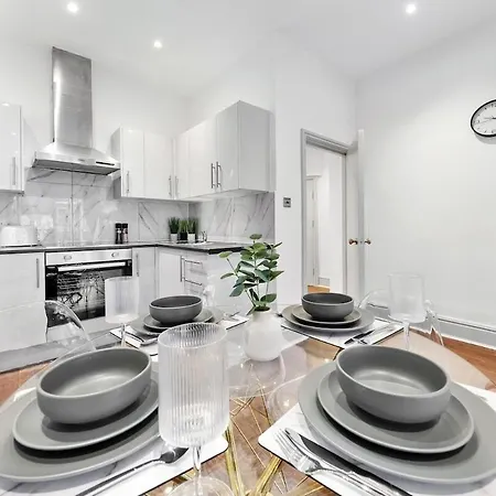 Luxury 2 Bedroom Balcony Kensington Flat For 6 Near Harrods & Next To Station!