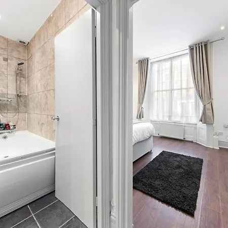 Luxury 2 Bedroom Balcony Kensington Flat For 6 Near Harrods & Next To Station! Apartment