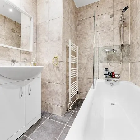 Apartment Luxury 2 Bedroom Balcony Kensington Flat For 6 Near Harrods & Next To Station! London