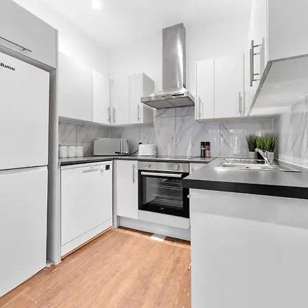 Luxury 2 Bedroom Balcony Kensington Flat For 6 Near Harrods & Next To Station! *