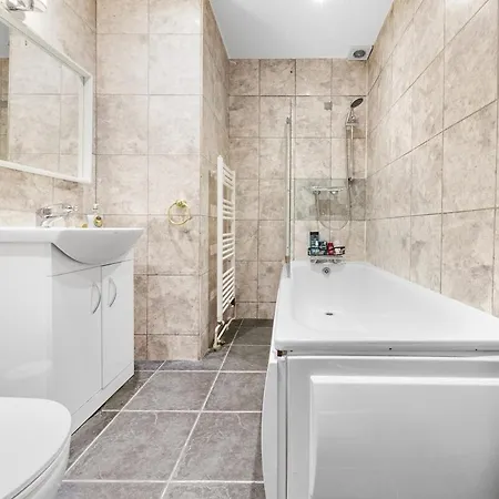 Luxury 2 Bedroom Balcony Kensington Flat For 6 Near Harrods & Next To Station! * London
