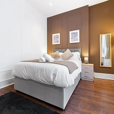 Apartment Luxury 2 Bedroom Balcony Kensington Flat For 6 Near Harrods & Next To Station! *